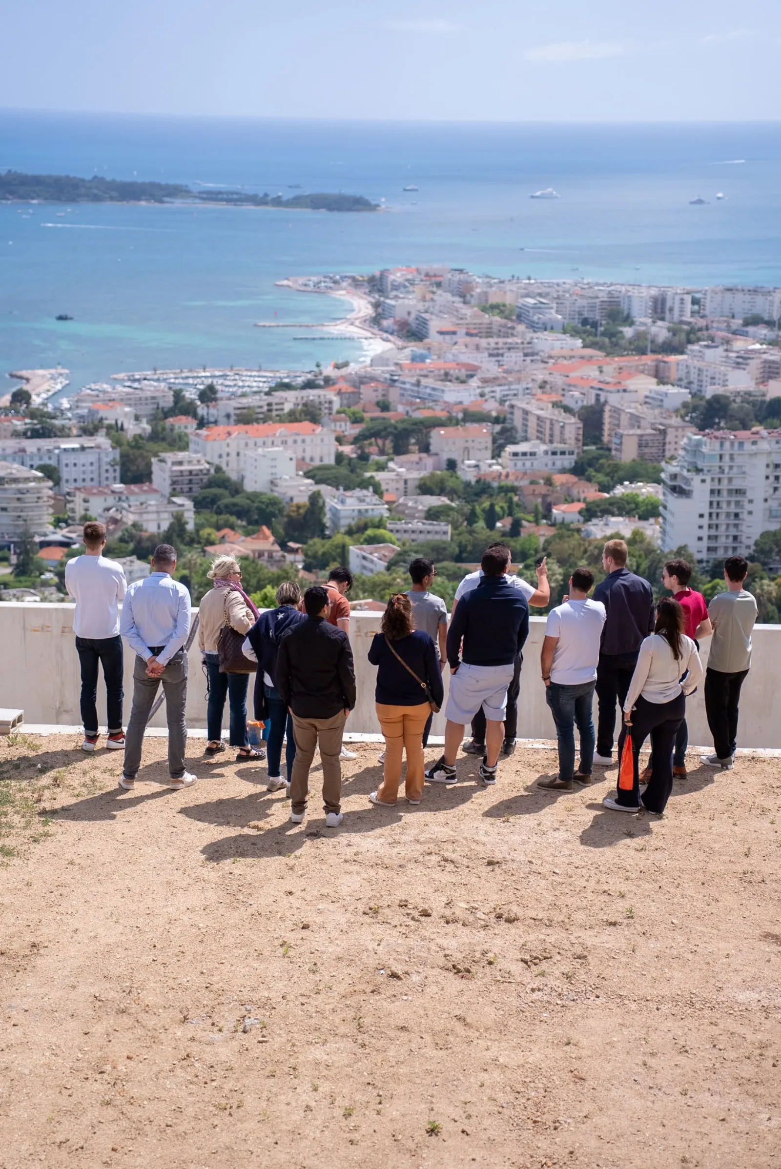 Le groupe face à la baie, sur la Côte d'Azur