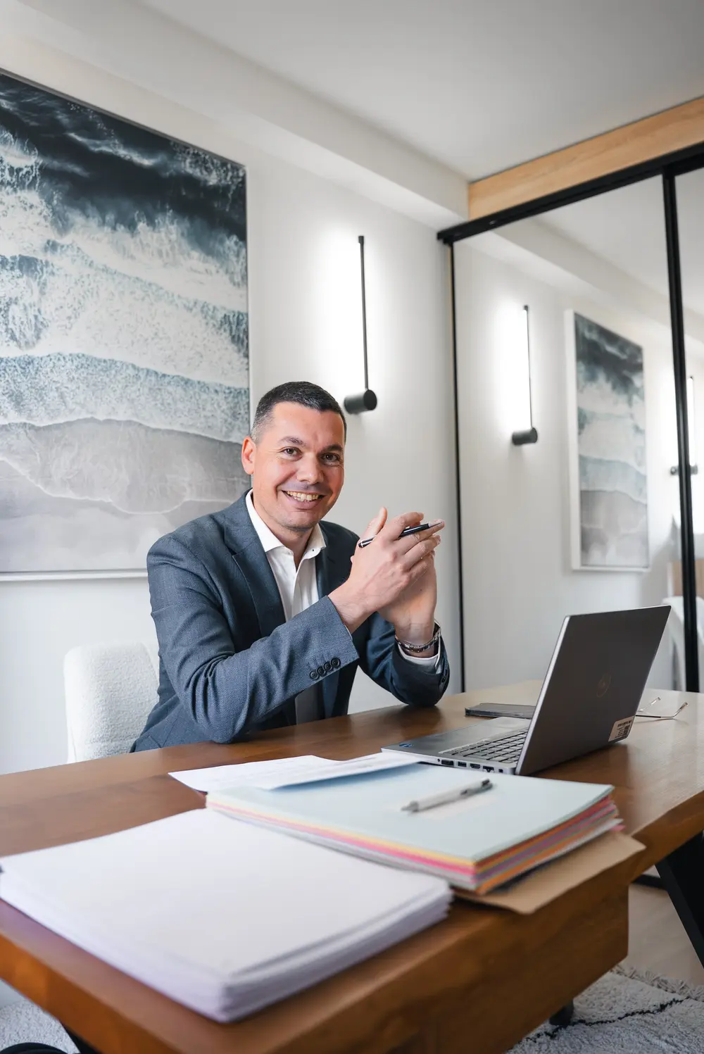 Simon Daragon, docteur en droit fiscal, au travail