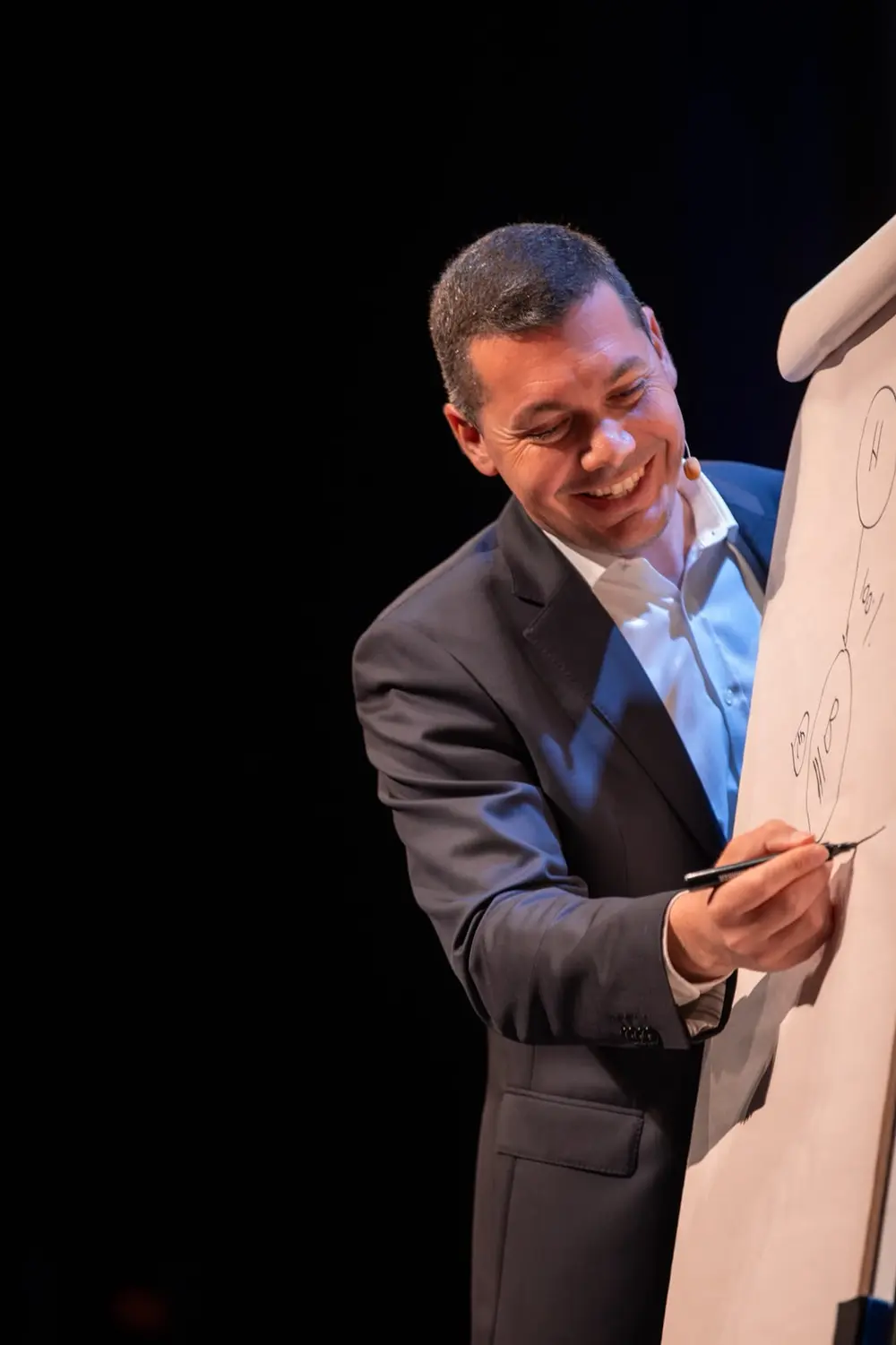 Simon Daragon transmettant la fiscalité