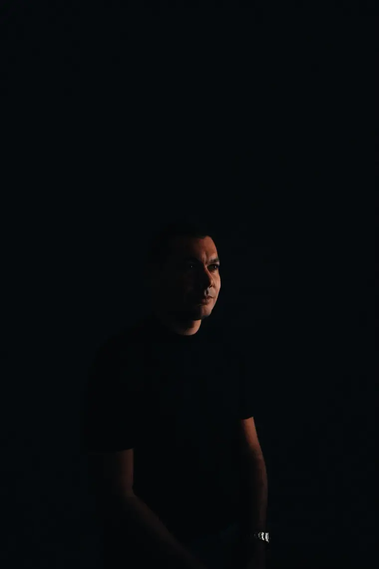 Simon Daragon, portrait sombre et intense