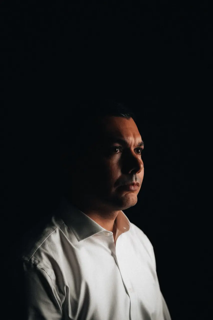 Simon Daragon, portrait en clair-obscur