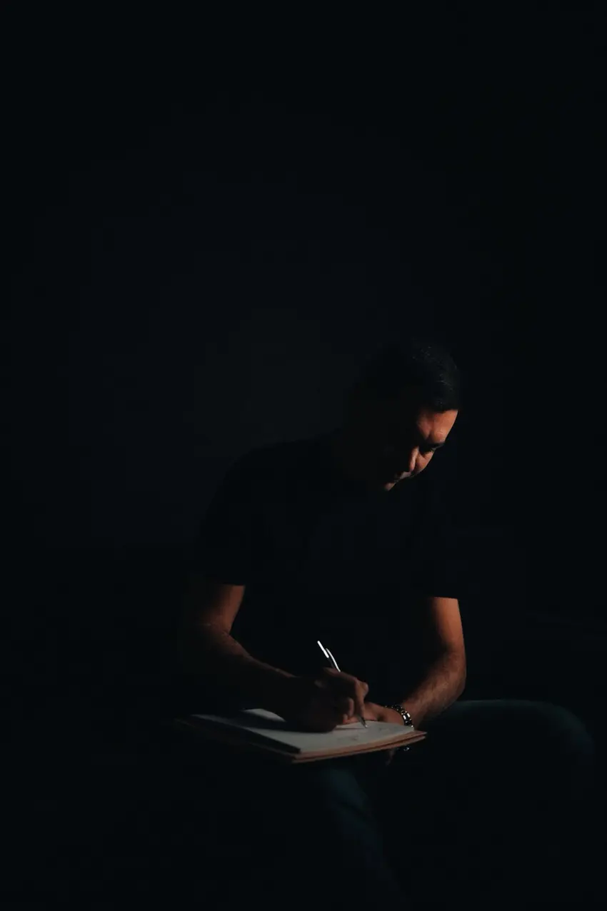 Simon Daragon écrivant un texte
