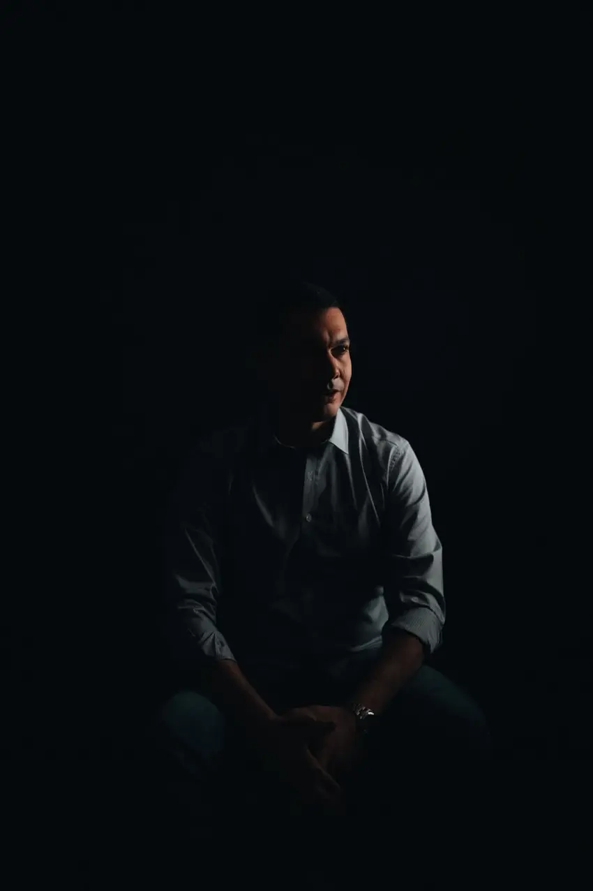 Simon Daragon, portrait sombre et pensif