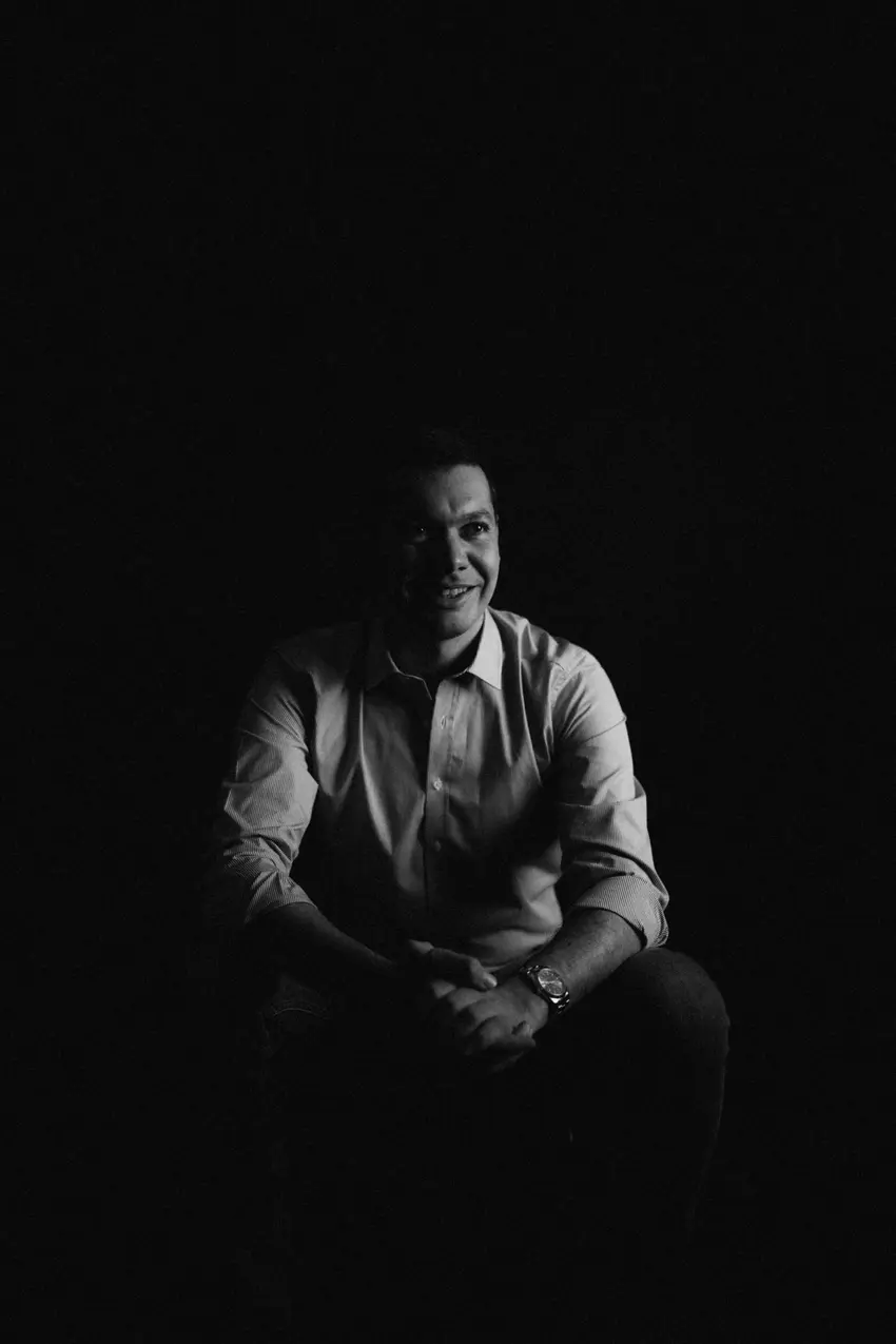 Simon Daragon, portrait souriant en noir et blanc